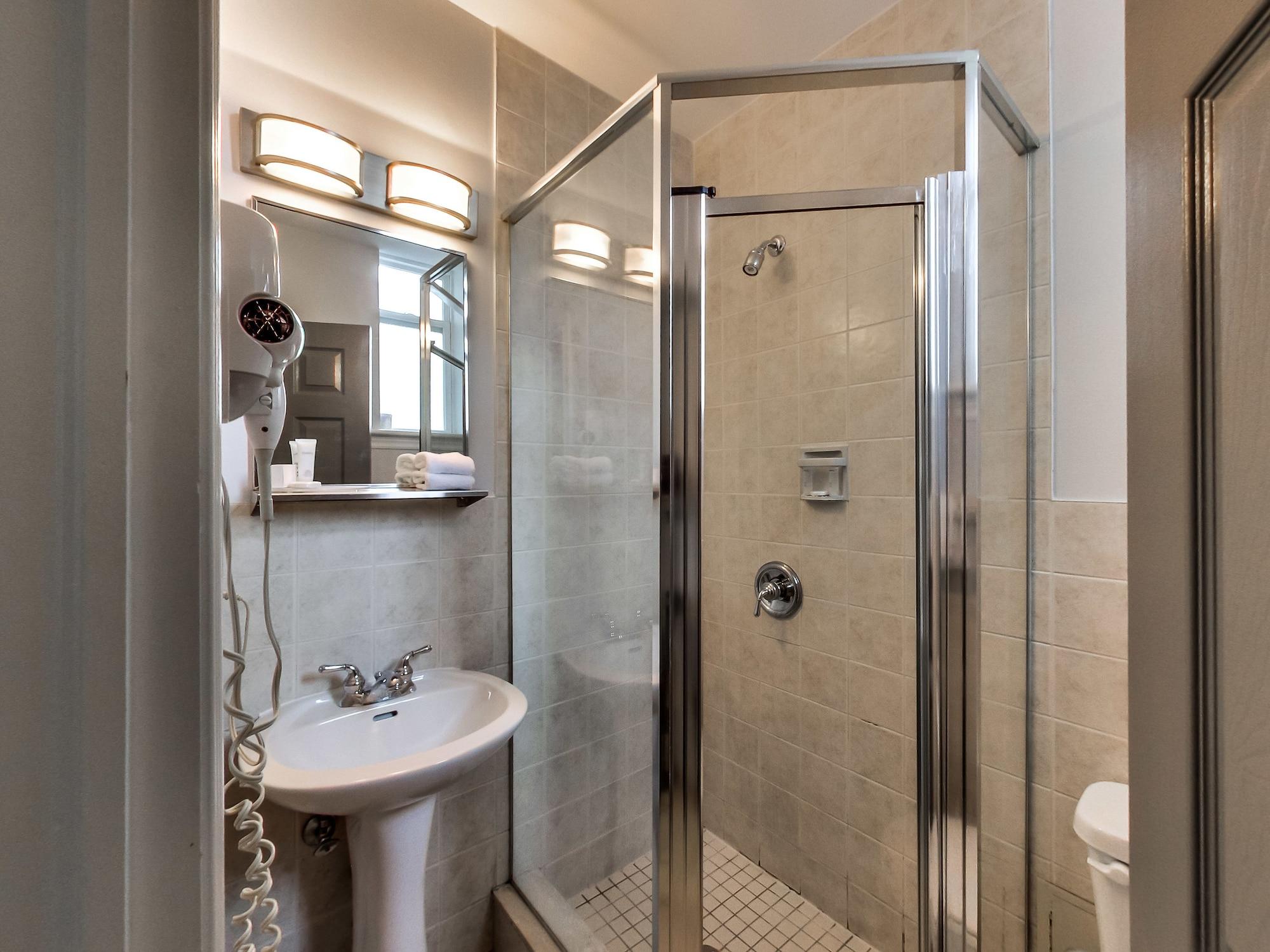 Isabella Hotel & Suites Торонто Екстериор снимка