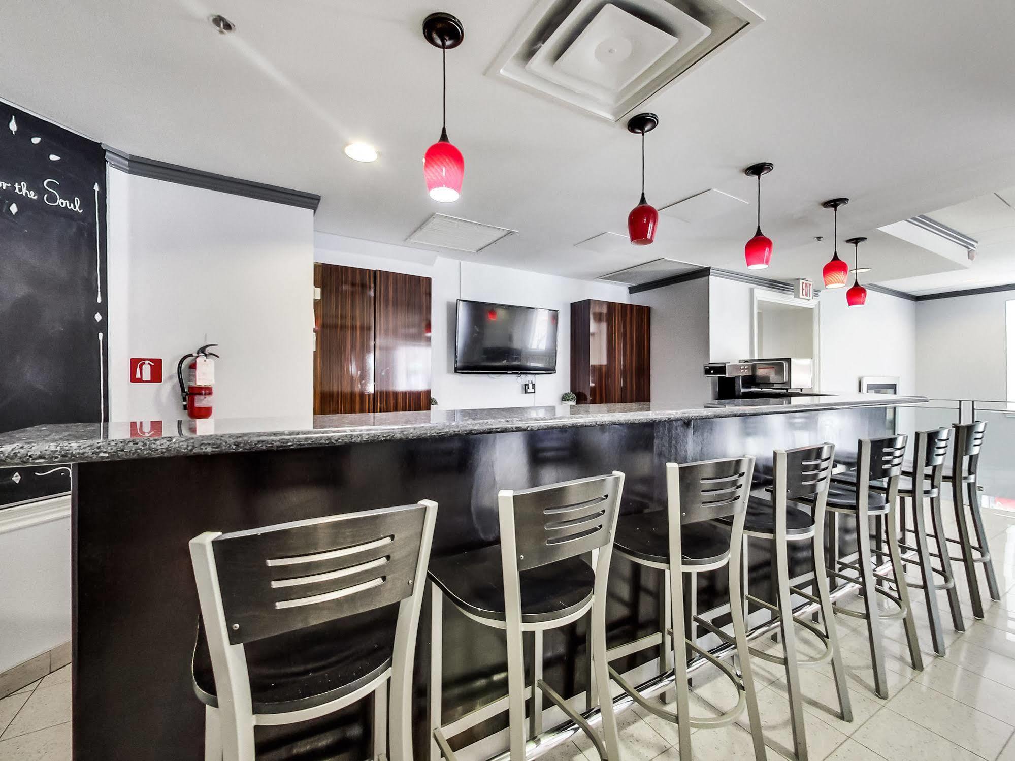 Isabella Hotel & Suites Торонто Екстериор снимка