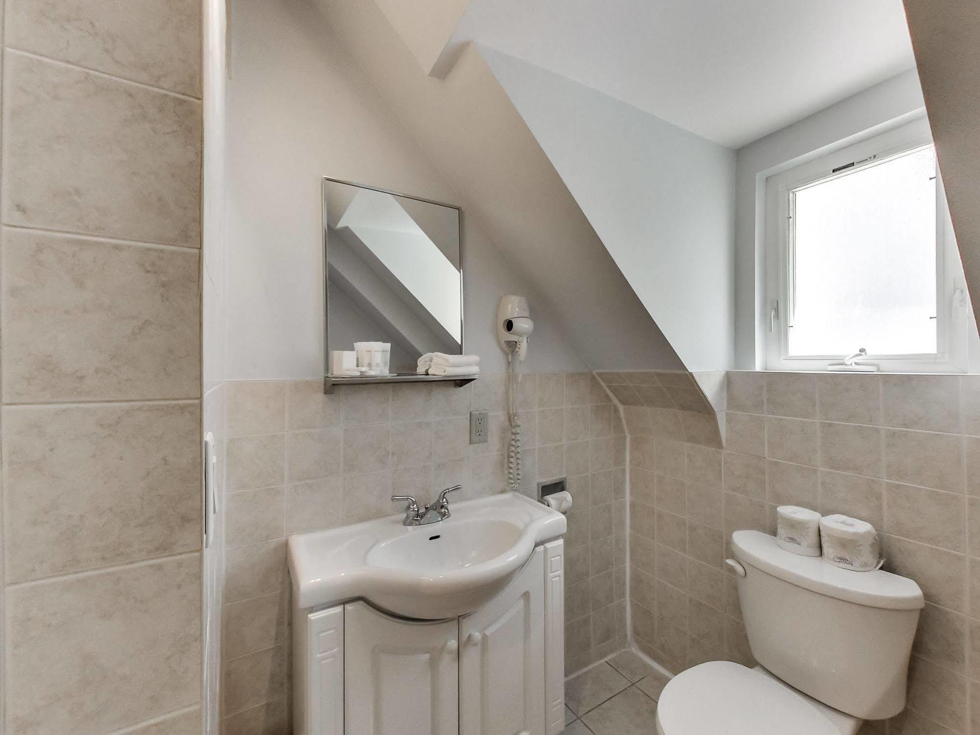 Isabella Hotel & Suites Торонто Екстериор снимка